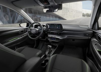 Detailný pohľad na volant a 10,25-palcovú prístrojovú dosku v novom modeli Hyundai i20