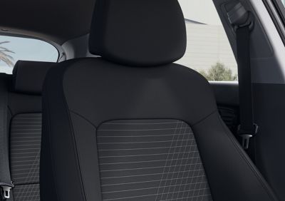 Detailný pohľad na sedadlo vodiča nového modelu Hyundai i20 čiernej farby Black Mono