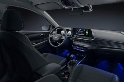 Interiér nového modelu Hyundai i20 s aktívnym náladovým LED osvetlením, pohľad zo zadných sedadiel