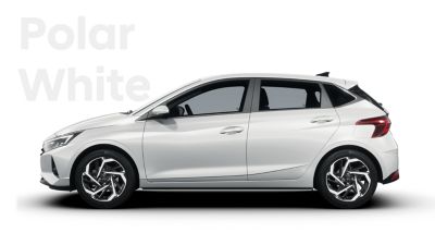 Pohľad zľava na nový Hyundai i20, biela farba Polar White