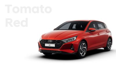 Pohľad sprava spredu na nový Hyundai i20, červená farba Tomato Red