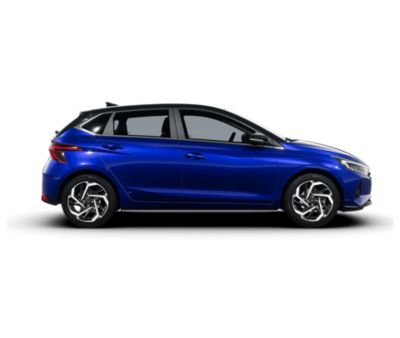 Pohľad sprava zboku na nový Hyundai i20, modrá farba Intense Blue s čiernou strechou Phantom Black