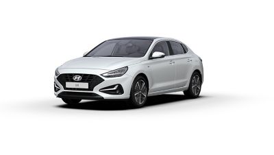 Front side view of the new Hyundai i30 Fastback in the colour Polar White.