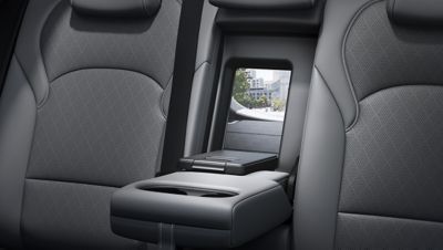 A photo showing the centre armrest of the new Hyundai i30 Wagon with an open ski-through hatch.