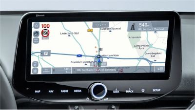 Image of the 10.25-inch screen of the new Hyundai i30, showing the speed camera alert.
