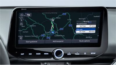 Image of the 10.25-inch screen of the new Hyundai i30, showing live traffic information.