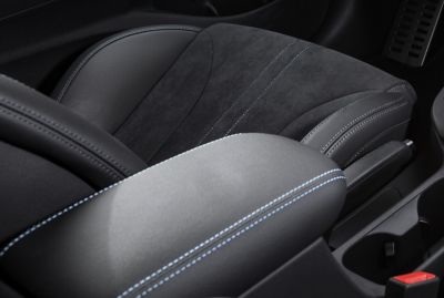 The armrest of the new Hyundai i30 N with blue stitching.