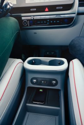 Posuvná stredová konzola v kabíne elektrického CUV strednej veľkosti Hyundai IONIQ 5.