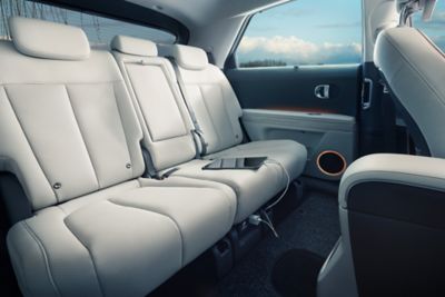 Elektricky posuvné zadné sedadlá v kabíne elektrického CUV strednej veľkosti Hyundai IONIQ 5.