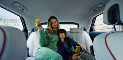 Matka s dcérou sediace na pohodlnom zadnom sedadle modelu Hyundai IONIQ 5.