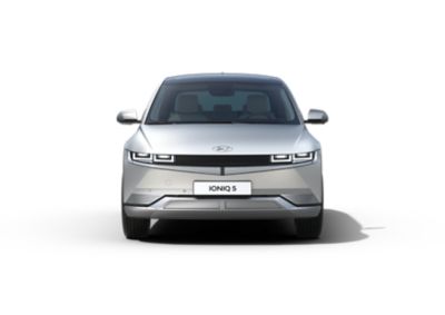 Elektrické CUV strednej veľkosti Hyundai IONIQ 5 s futuristickým dizajnom pri pohľade spredu.