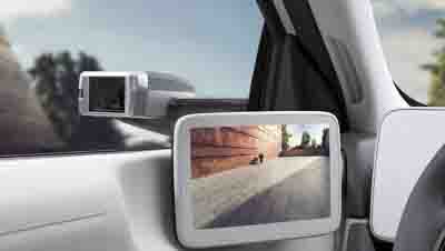Interiér elektrického modelu CUV Hyundai IONIQ 5 zobrazujúce nové digitálne vonkajšie spätné zrkadlá.