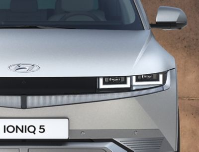Elektrické CUV strednej veľkosti Hyundai IONIQ 5 pri pohľade spredu s jeho charakteristickými LED svetlometmi. 