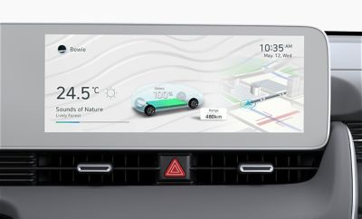 Dotykový displej 31,1 cm (12,25″) systému infotainmentu v elektrickom CUV strednej veľkosti Hyundai IONIQ 5.