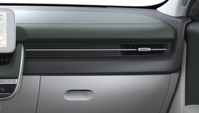 Jedno z troch farebných vyhotovení interiéru CUV strednej veľkosti Hyundai IONIQ 5: Dark Green/Dove Gray.