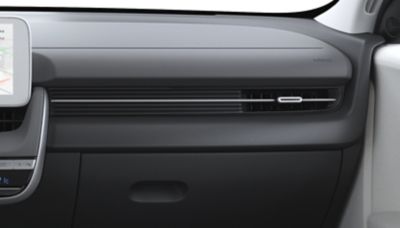 Jedno z troch farebných vyhotovení interiéru CUV strednej veľkosti Hyundai IONIQ 5: Dark Pebble Gray/Dove Gray.