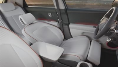 Plne sklopné predné sedadlá elektrického CUV strednej veľkosti Hyundai IONIQ 5.