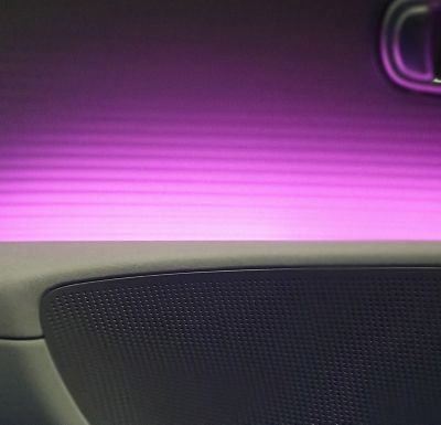 Výplň dverí plne elektrického Hyundai IONIQ 6 s ambientným podsvietením v ružovej farbe.