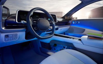 Interiér Hyundai IONIQ 6  EV s modrým dvojfarebným ambientným osvetlením.