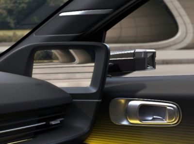 Monitor digitálneho vonkajšieho spätného zrkadla v interiéri Hyundai IONIQ 6. 