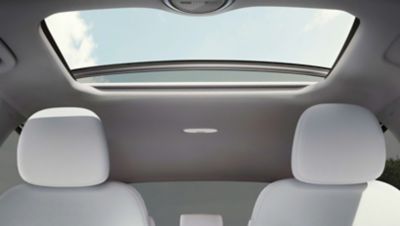 Obloženie stropu elektrického sedanu Hyundai IONIQ 6 je vyrobené z vlíkien bio PET.