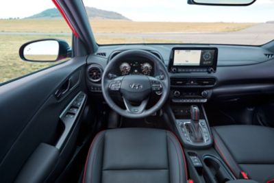 Volant a digitálna prístrojová doska modelu Hyundai KONA N Line z pohľadu vodiča.