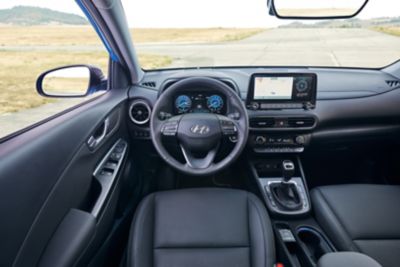 Volant a digitálna prístrojová doska modelu Hyundai KONA z pohľadu vodiča