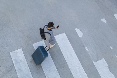 Muž s telefónom prechádza cez cestu: Navigácia na poslednom úseku