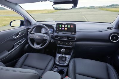 Detailný pohľad na 10,25-palcovú dotykovú obrazovku v Hyundai KONA so zobrazením Apple CarPlay.