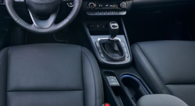 Detailný pohľad na stredovú konzolu v novom modeli Hyundai KONA s elektrickou parkovacou brzdou.