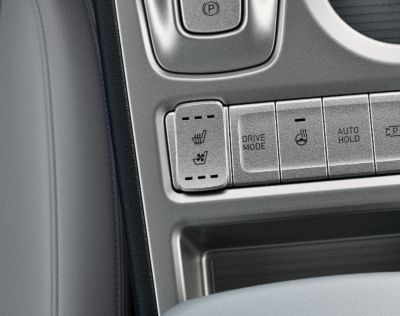 Ovládače vyhrievania a ventilácie predných sedadiel v novom modeli Hyundai Kona Electric.