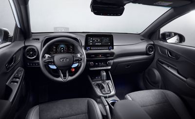 Interiér nového modelu Hyundai KONA N z pohľadu vodiča. 