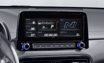 Detailný pohľad na centrálny dotykový displej 10,25" s vysokým rozlíšením nového modelu Hyundai KONA N.