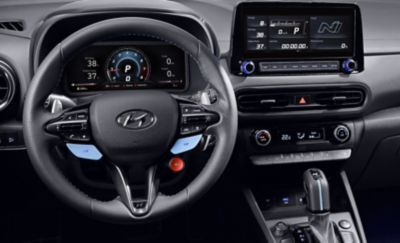 Digitálny prístrojový panel a dotykový displej nového modelu Hyundai KONA N z pohľadu vodiča.