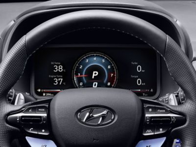 Detailný pohľad na digitálny prístrojový panel N 10,25" nového modelu Hyundai KONA N pred volantom.