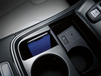 Detailný obrázok inovovanej bezdrôtovej nabíjacej podložky v novom Hyundai SANTA FE.