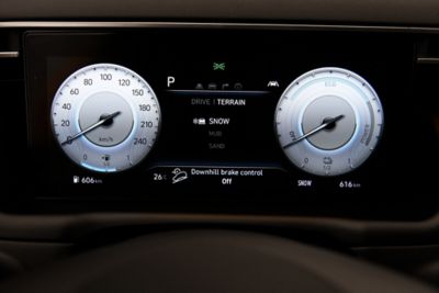 Detailný pohľad na 10,25-palcovú digitálnu prístrojovú dosku v novom modeli Hyundai Tucson SUV.