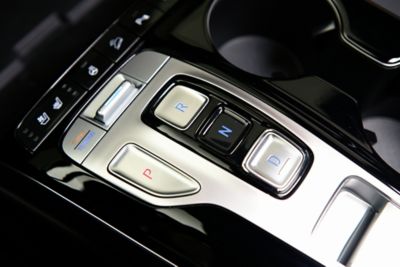 Detailný pohľad na elektronický volič automatickej prevodovky v kompaktnom SUV Hyundai Tucson.