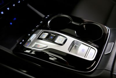 Detailný pohľad na elektronický volič automatickej prevodovky v kompaktnom SUV Hyundai Tucson.