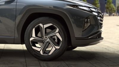 Obrázok 19-palcových diskov kolies z ľahkých zliatin kompaktného SUV modelu Hyundai Tucson.