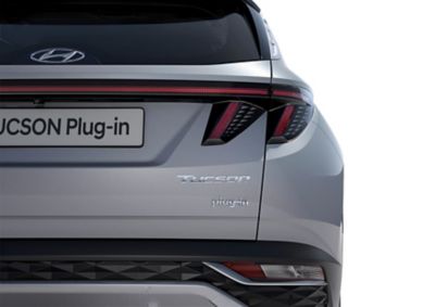 Nové SUV Hyundai TUCSON Plug-in Hybrid zozadu so svojimi širokými zadnými LED svetlami.