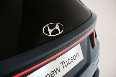 Sklené logo na zadnej časti nového SUV Hyundai TUCSON Plug-in Hybrid.