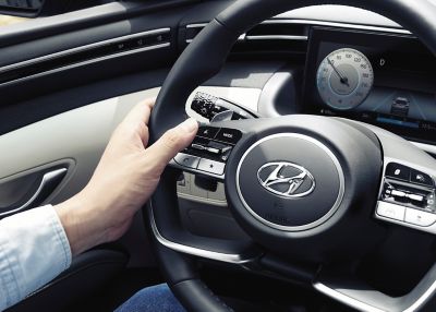 Detailný obrázok tlačidla hlasového ovládania na volante nového SUV Hyundai Plug-in Hybrid.