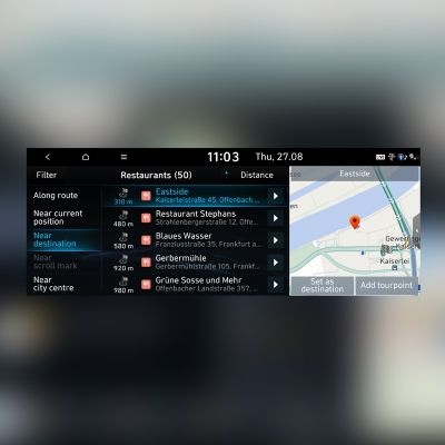 Detailný pohľad na obrazovku s navigáciou v modeli Hyundai so zoznamom reštaurácií v blízkosti.