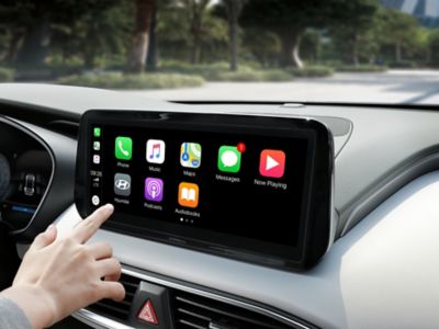 Detailný pohľad na dotykovú obrazovku v modeli Hyundai so zobrazenými ikonami Apple Car Play.