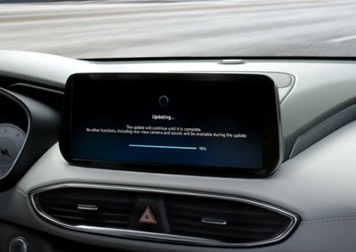Stredový dotykový displej v automobile Hyundai s obrazovkou aktualizácie softvéru.