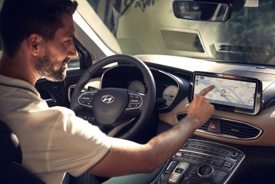 Navigačný systém Hyundai s najnovšou verziou máp v automobile Hyundai SANTA FE Hybrid.