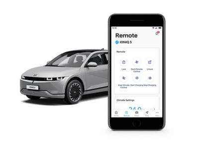 Elektrický automobil Hyundai IONIQ 5 zobrazený vedľa smartfónu s aplikáciou Bluelink.