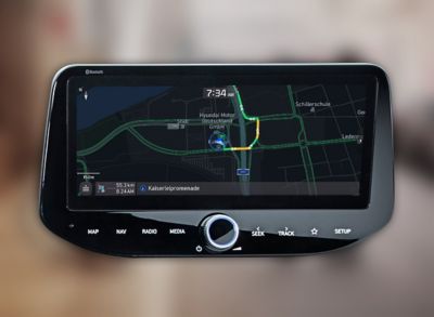 Detailný pohľad na dotykovú obrazovku v modeli Hyundai s online navigáciou a s online dopravou.
