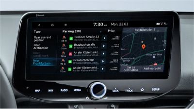Detailný pohľad na obrazovku s navigáciou v modeli Hyundai so zoznamom dostupných parkovacích miest.